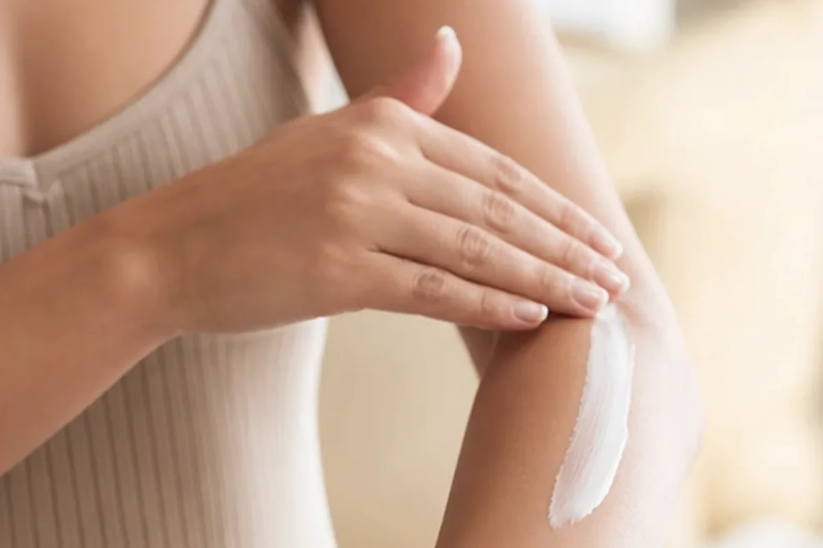 Redaktionelle Detailaufnahme zur Orientierung bei Körperlotion bei starkem Schwitzen