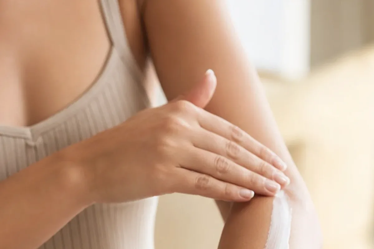Authentischer Wohlfühlmoment passend zum Beauty-Thema Handcreme für beanspruchte Hände