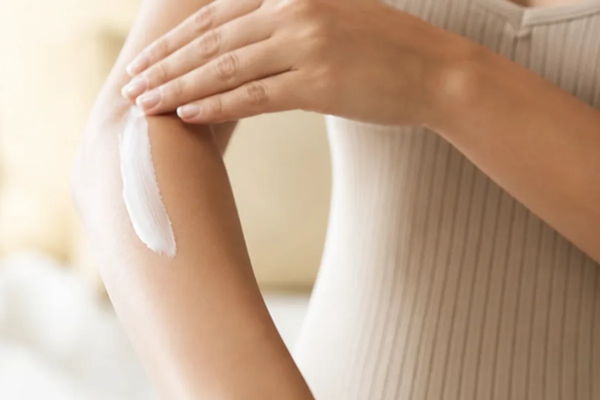 Redaktioneller Beauty-Moment zur Ausgangslage bei Duschgel bei brüchigen Nägeln