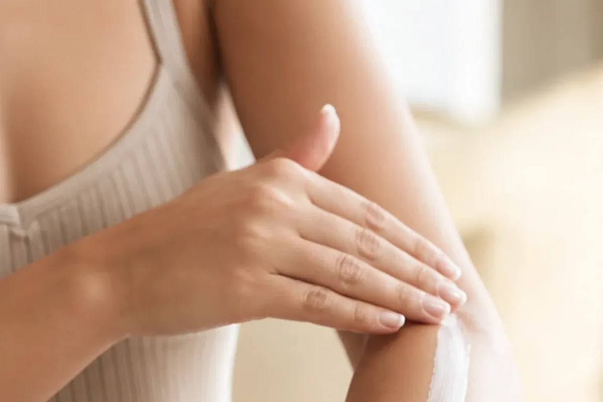 Hochwertige Beauty-Inszenierung zu Auswahlkriterien für Sugaring-Paste für die Bikinizone