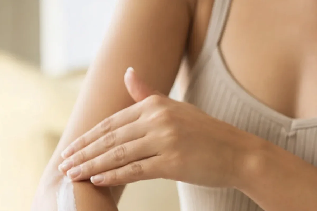 Hochwertige Beauty-Inszenierung zu Auswahlkriterien für Intimpflege für trockene Haut