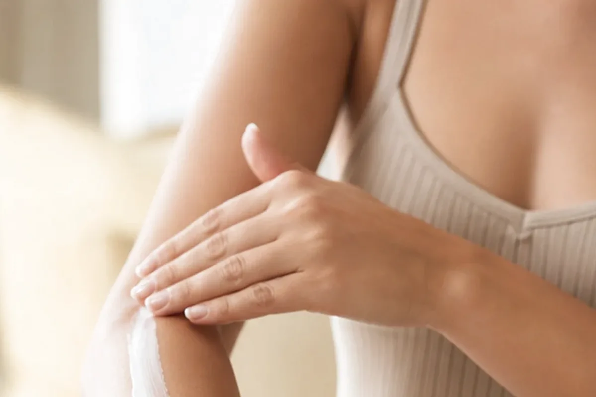 Authentischer Wohlfühlmoment passend zum Beauty-Thema Badezusatz für raue Haut