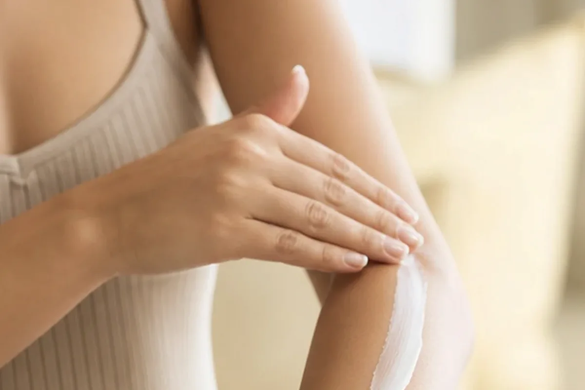 Hochwertige Beauty-Inszenierung zu Auswahlkriterien für Waxing-Set für dunkle Haare