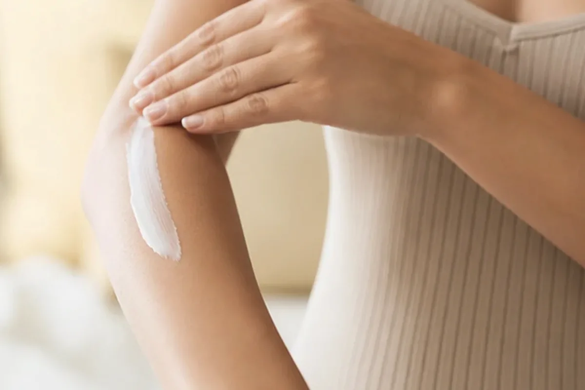 Authentische Beauty-Routine passend zum Thema Körperlotion bei brüchigen Nägeln