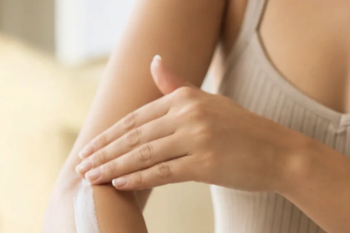 Authentische Beauty-Routine passend zum Thema Körperpeeling für trockene Haut
