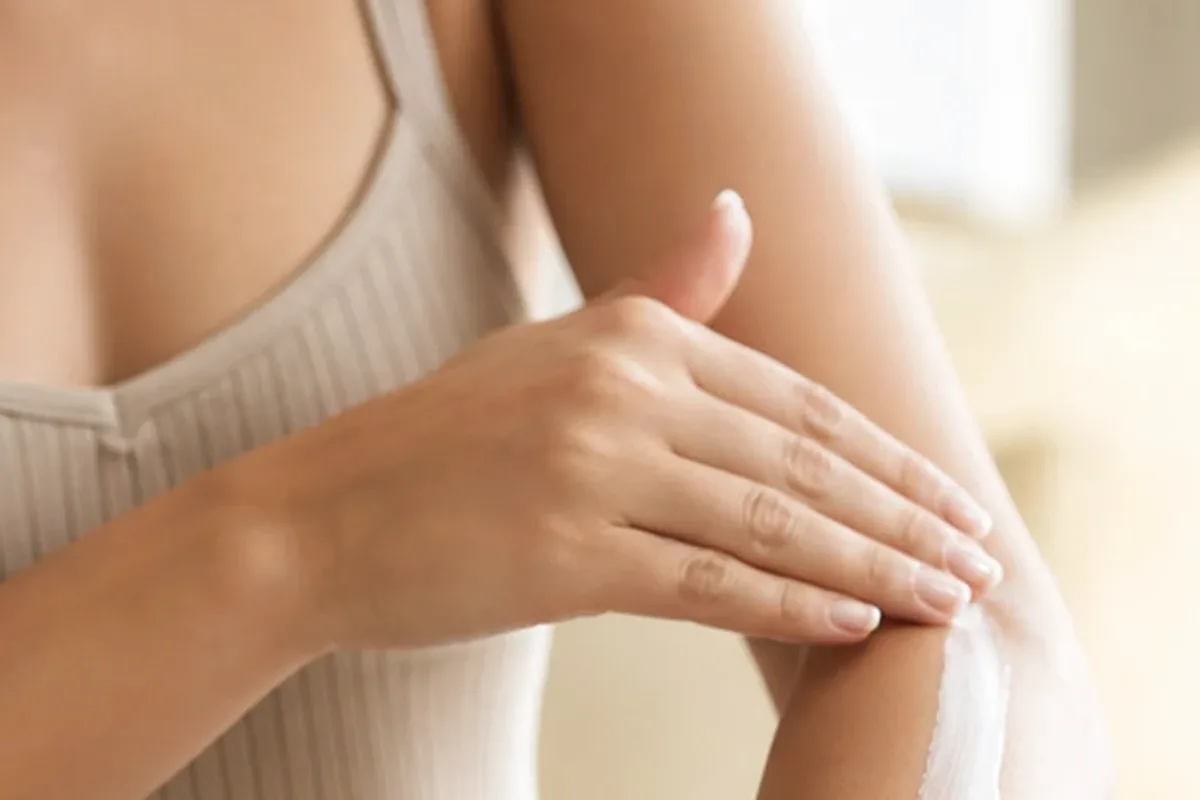 Authentische Beauty-Routine passend zum Thema Körperpeeling für trockene Haut