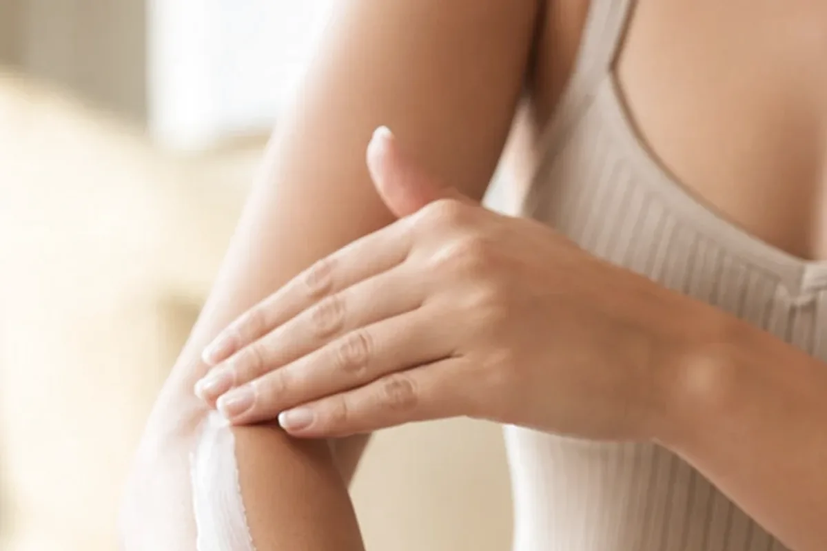 Authentischer Wohlfühlmoment passend zum Beauty-Thema Körperpeeling für raue Haut