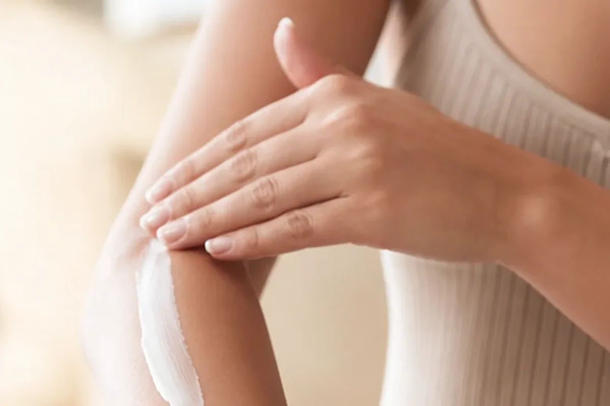 Hochwertige Beauty-Inszenierung zu Auswahlkriterien für Peeling vor der Rasur bei eingewachsenen Haaren