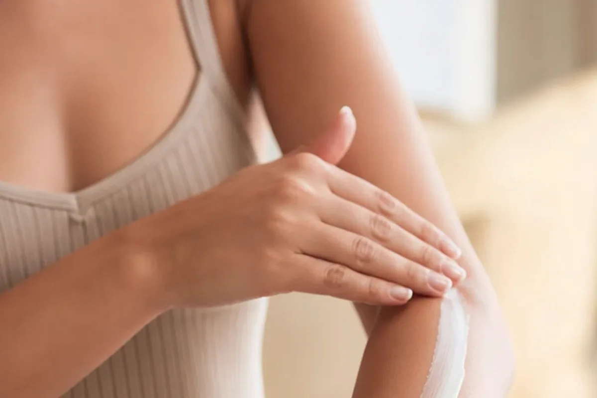 Authentische Beauty-Routine passend zum Thema Körperpeeling bei brüchigen Nägeln