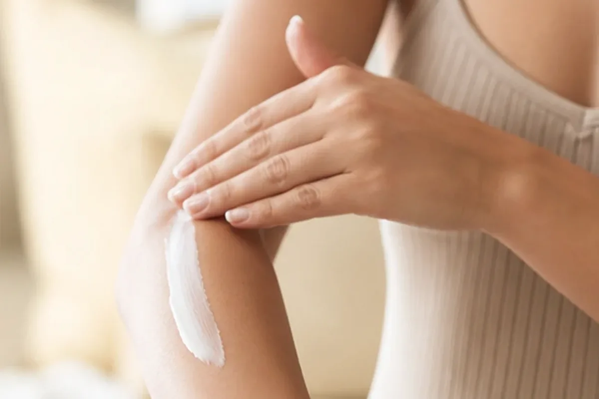 Redaktionelle Detailaufnahme zur Orientierung bei Epilierer für die Bikinizone