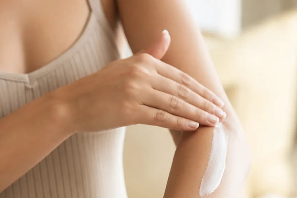 Authentischer Wohlfühlmoment passend zum Beauty-Thema Badezusatz für empfindliche Haut
