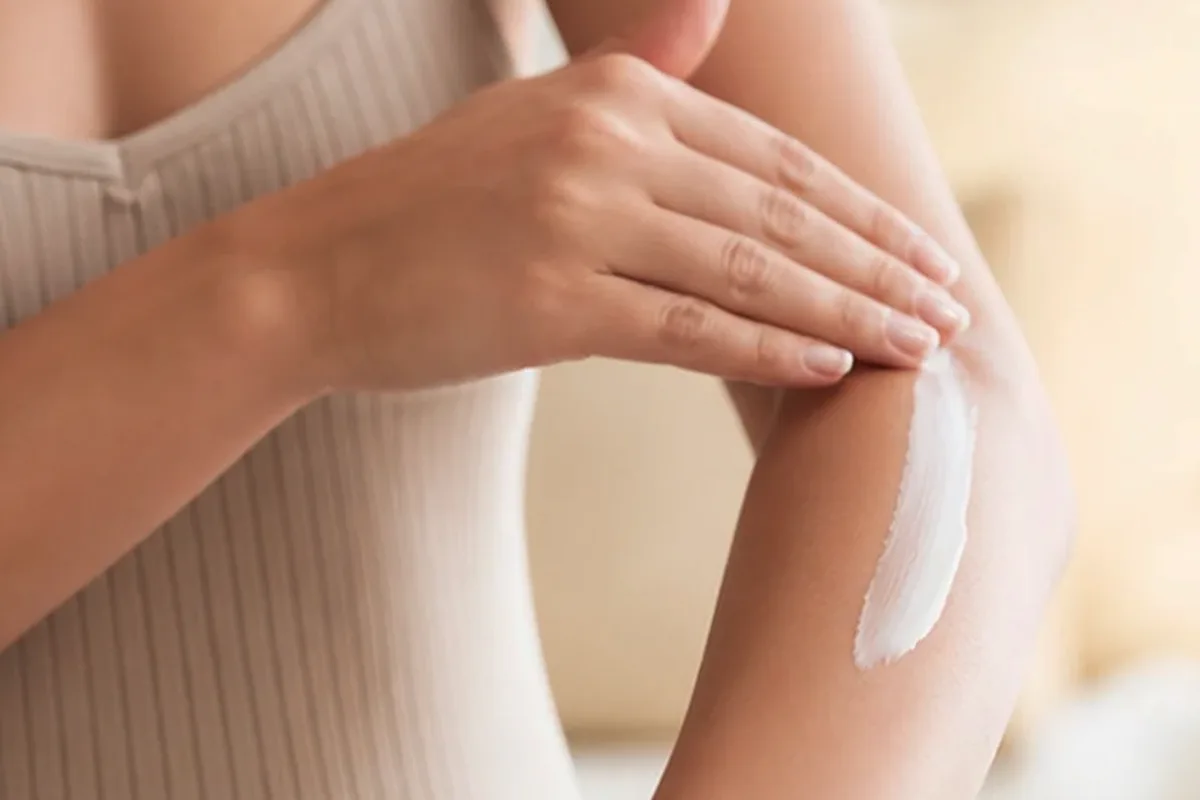 Hochwertige Beauty-Inszenierung zu Auswahlkriterien für Körperlotion bei brüchigen Nägeln