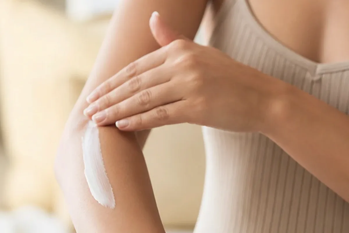Hochwertige Beauty-Inszenierung zu Auswahlkriterien für Rasiergel für die Bikinizone
