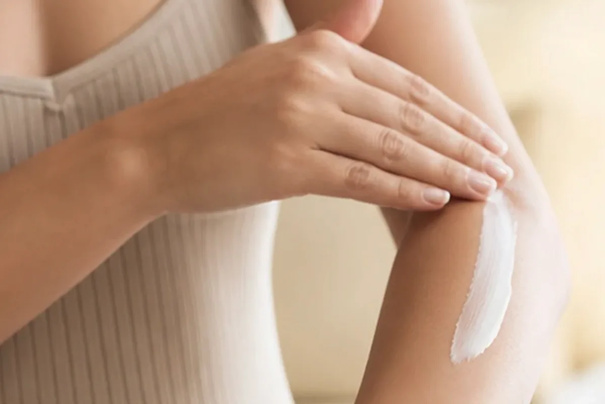 Authentischer Wohlfühlmoment passend zum Beauty-Thema Nagelöl für empfindliche Haut