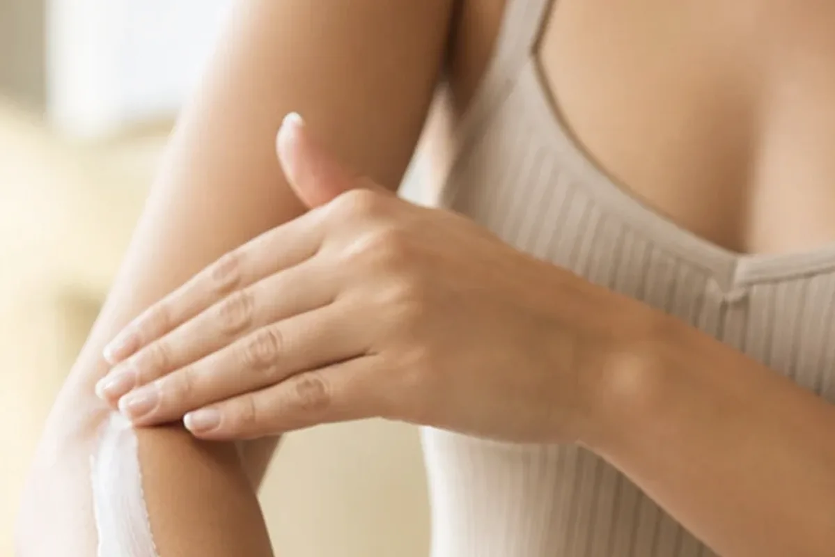 Authentischer Wohlfühlmoment passend zum Beauty-Thema Selbstbräuner bei Keratosis pilaris