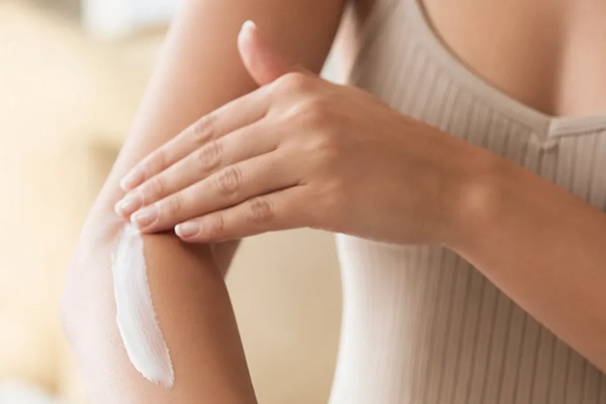 Emotionaler und authentischer Anwendungsmoment rund um Körperlotion für müde Füße