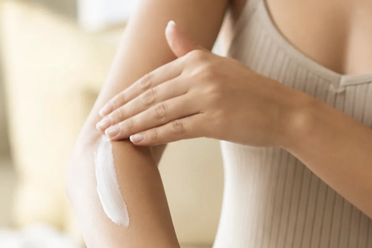 Hochwertige Beauty-Inszenierung zu Auswahlkriterien für Sugaring-Paste bei Rasurbrand