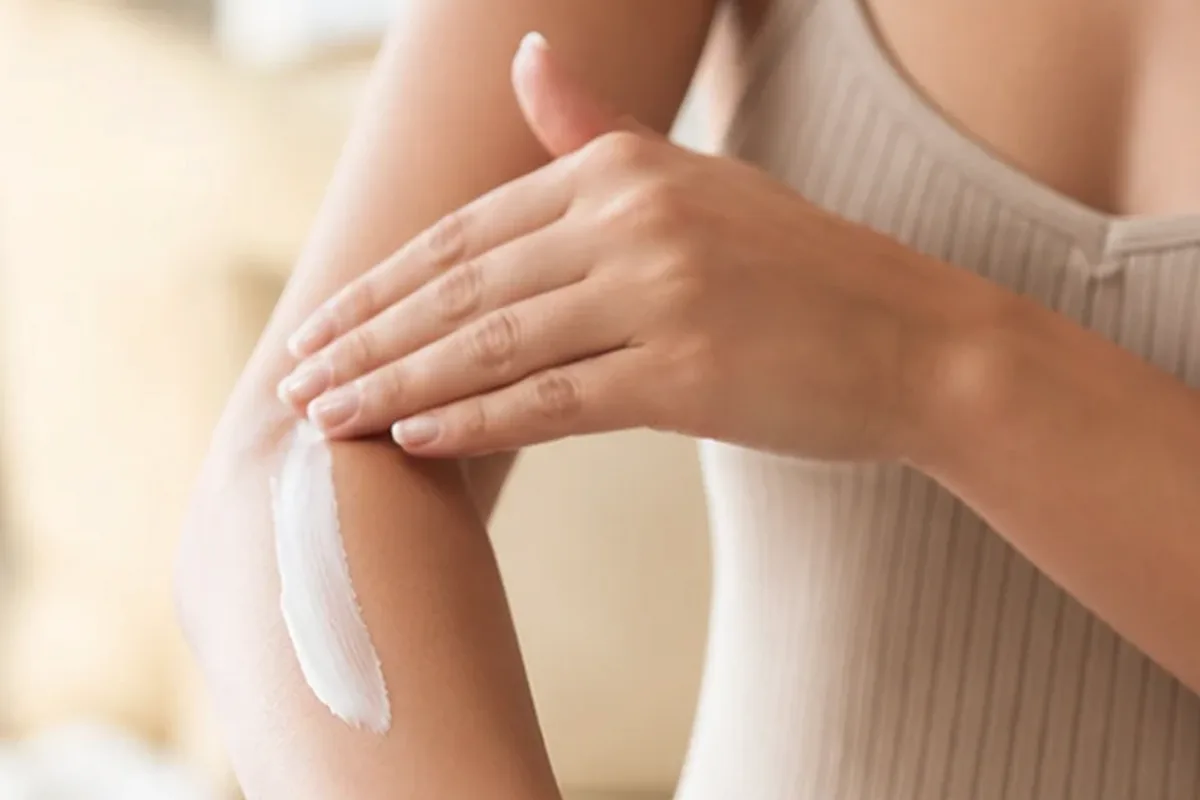Hochwertige Beauty-Inszenierung zu Auswahlkriterien für Waxing-Set bei eingewachsenen Haaren