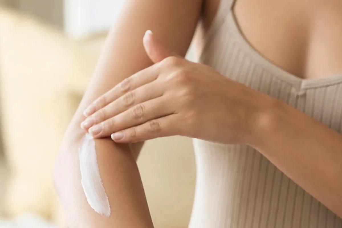 Redaktionelle Detailaufnahme zur Orientierung bei Körperlotion bei starkem Schwitzen