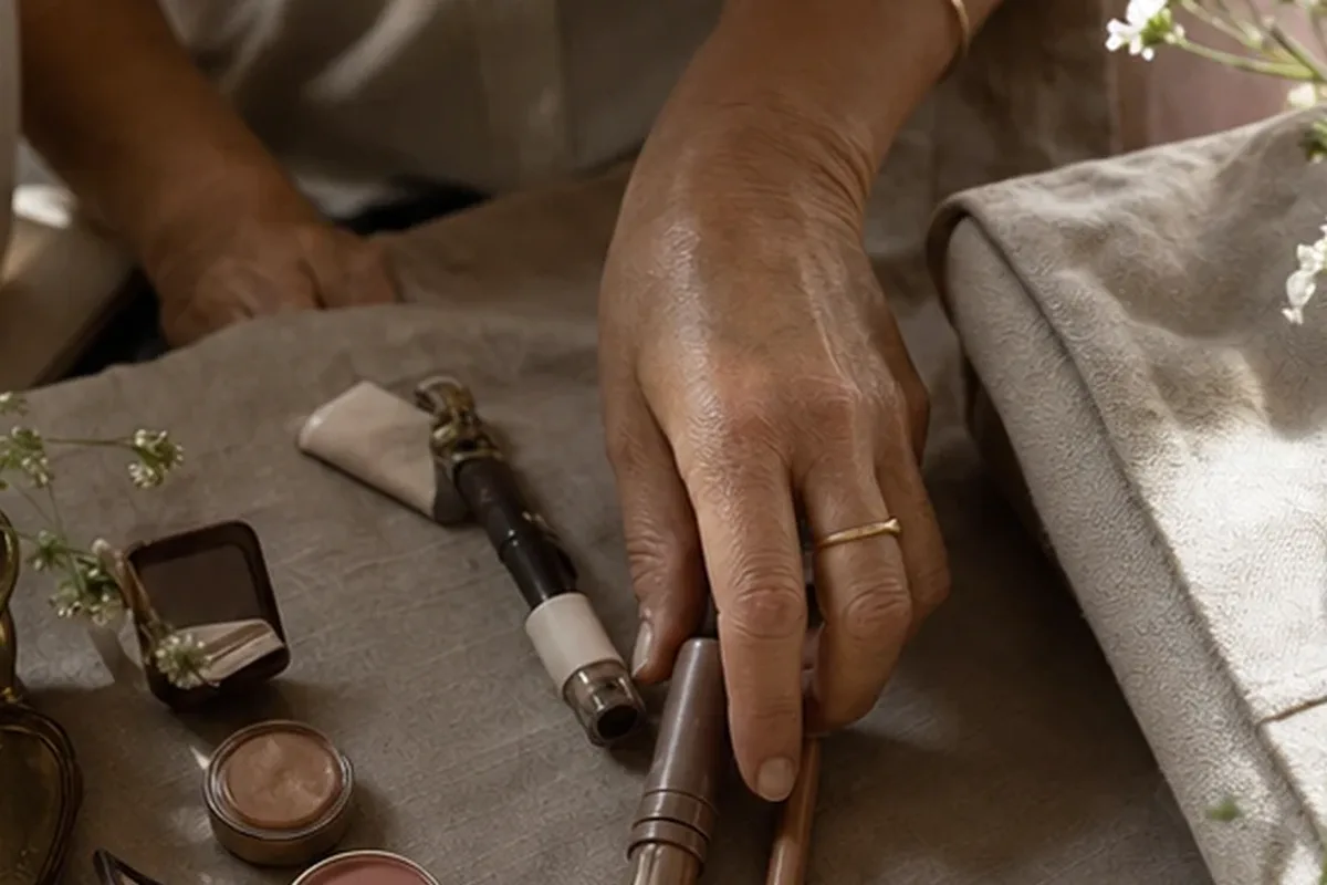 Authentischer Wohlfühlmoment passend zum Beauty-Thema Concealer für einen natürlichen Look