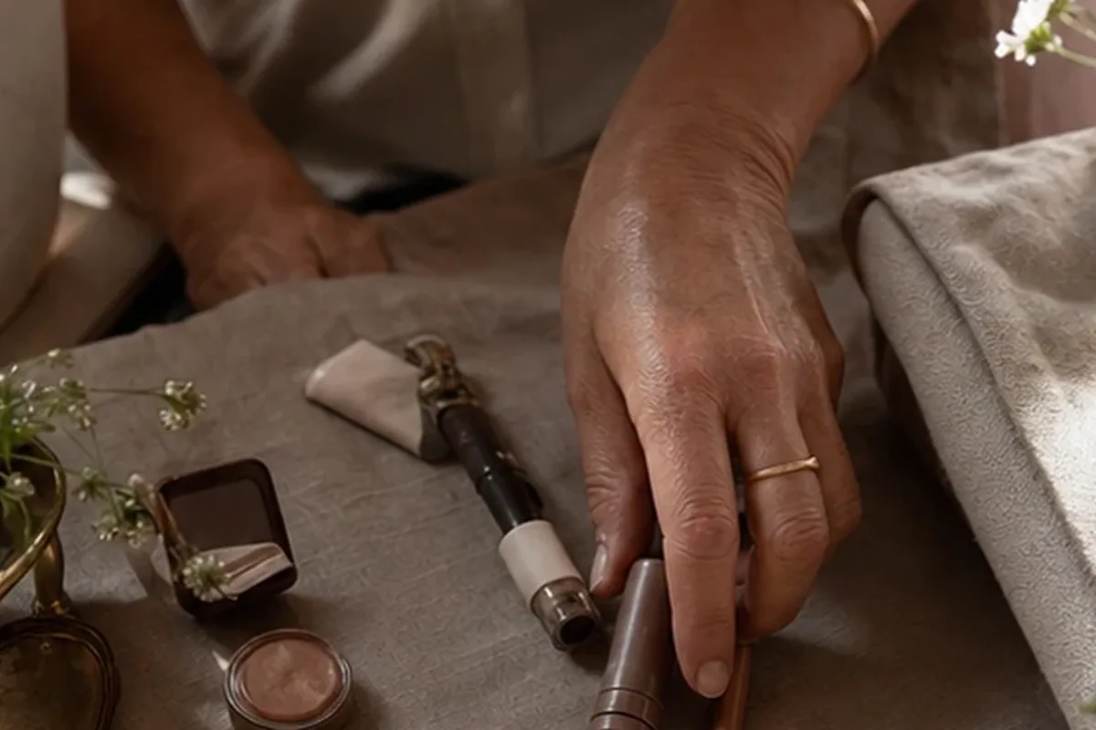 Redaktioneller Beauty-Moment zur Ausgangslage bei Bronzer bei großen Poren