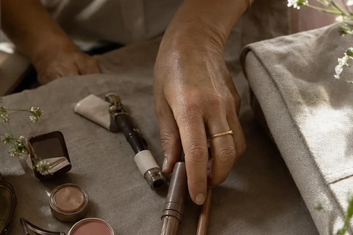 Emotionaler und authentischer Anwendungsmoment rund um Bronzer für reife Haut