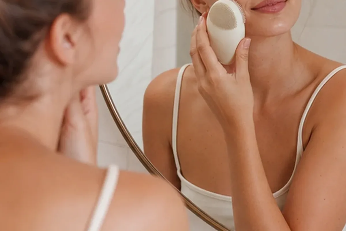 Authentischer Wohlfühlmoment passend zum Beauty-Thema Gesichtsmaske für Mischhaut