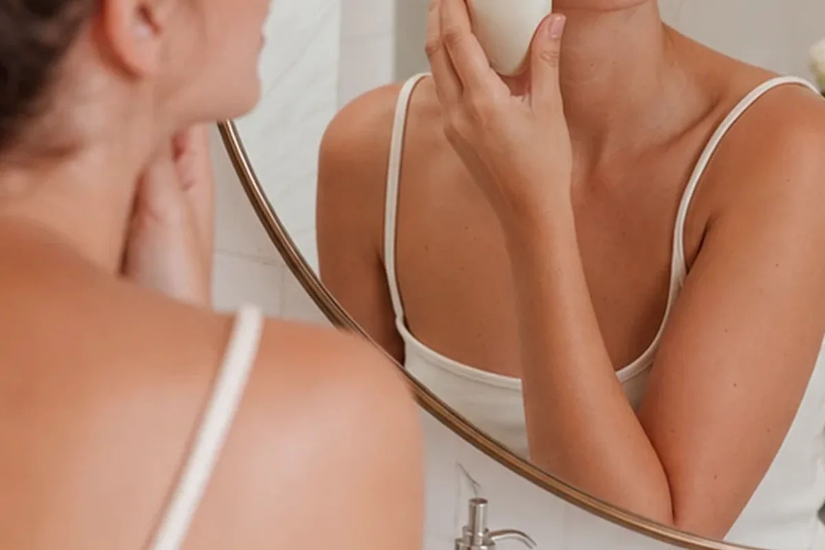 Authentischer Wohlfühlmoment passend zum Beauty-Thema Hautbarriere-Pflege für empfindliche Haut