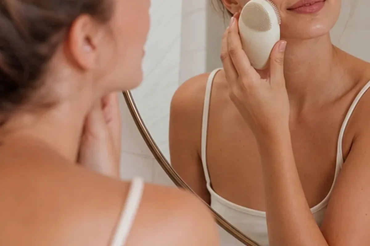Redaktioneller Beauty-Moment zur Ausgangslage bei Gesichtscreme bei Pigmentflecken