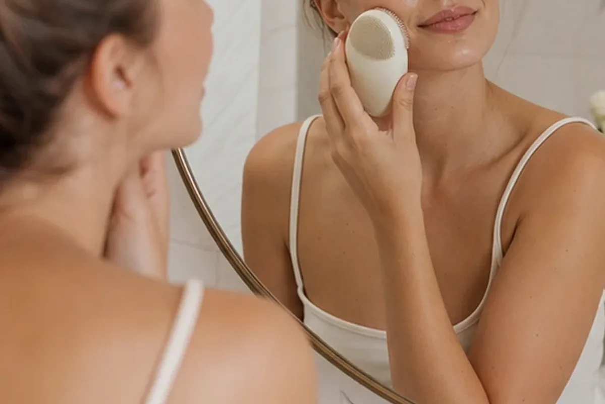 Authentischer Wohlfühlmoment passend zum Beauty-Thema Gesichtscreme für trockene Haut