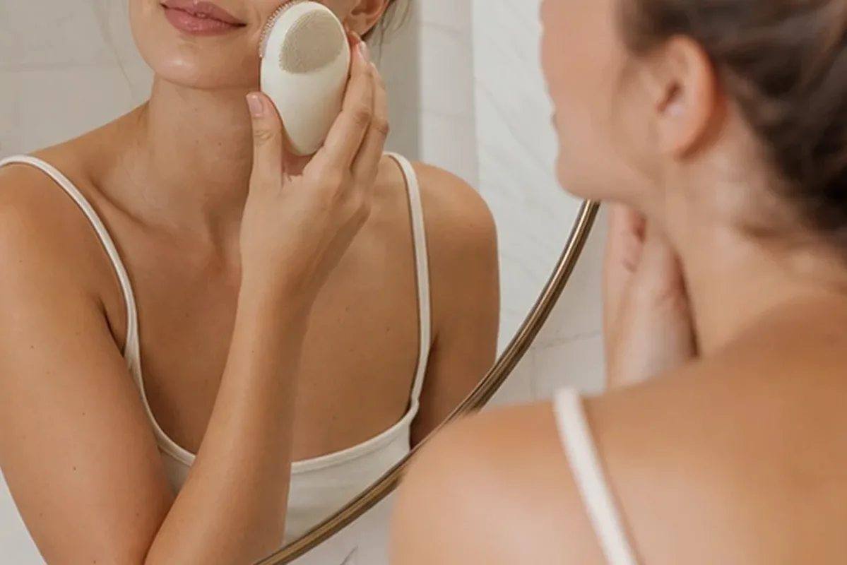 Hochwertige Beauty-Inszenierung zu Auswahlkriterien für Niacinamid-Serum bei ersten Fältchen