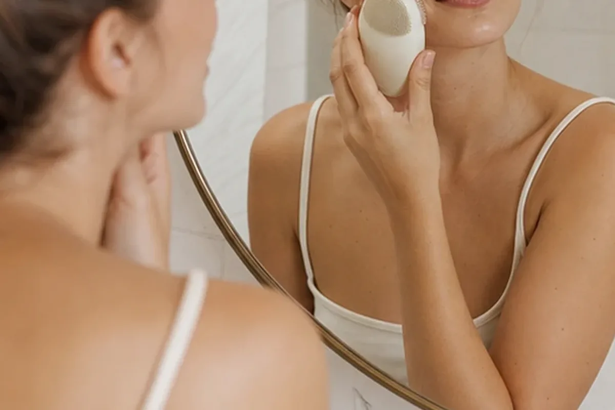Hochwertige Beauty-Inszenierung zu Auswahlkriterien für Mizellenwasser für Mischhaut