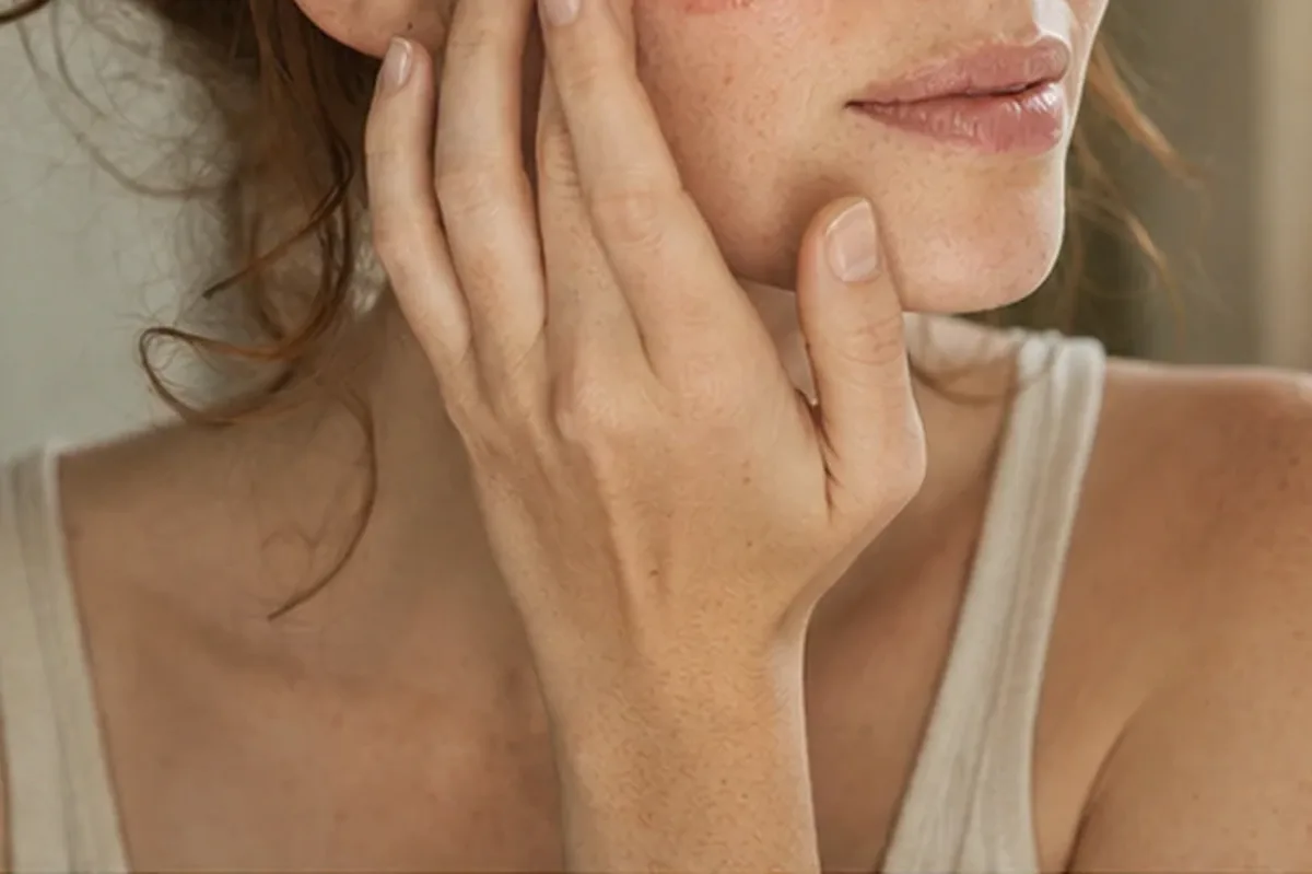 Redaktioneller Beauty-Moment zur Ausgangslage bei Puder bei großen Poren