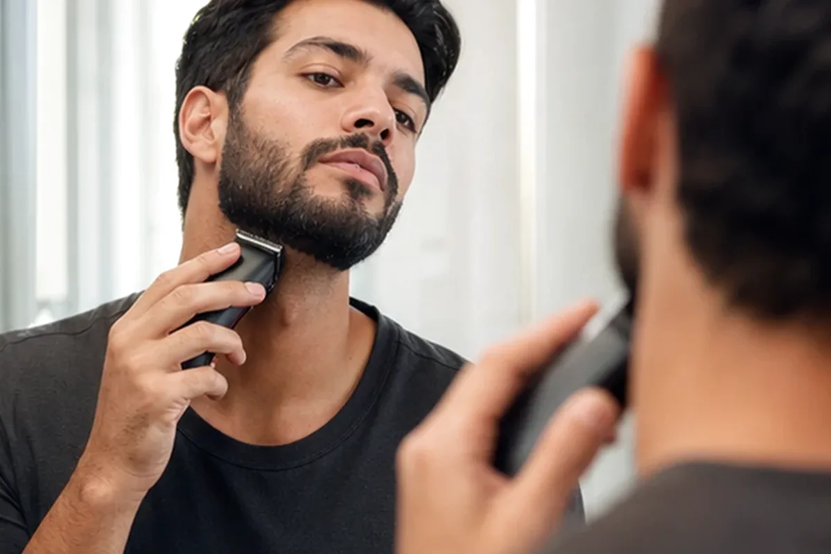 Authentischer Wohlfühlmoment passend zum Beauty-Thema Peeling vor der Rasur für dunkle Haare