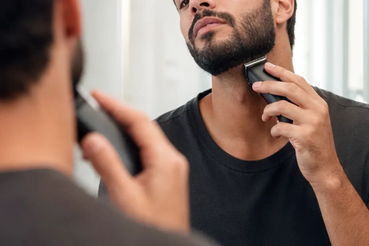 Authentischer Wohlfühlmoment passend zum Beauty-Thema Elektrorasierer für die Bikinizone