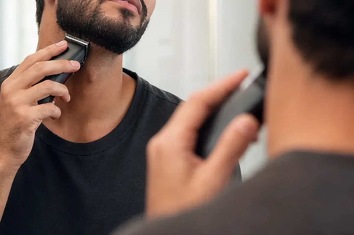 Authentischer Wohlfühlmoment passend zum Beauty-Thema Elektrorasierer bei eingewachsenen Haaren