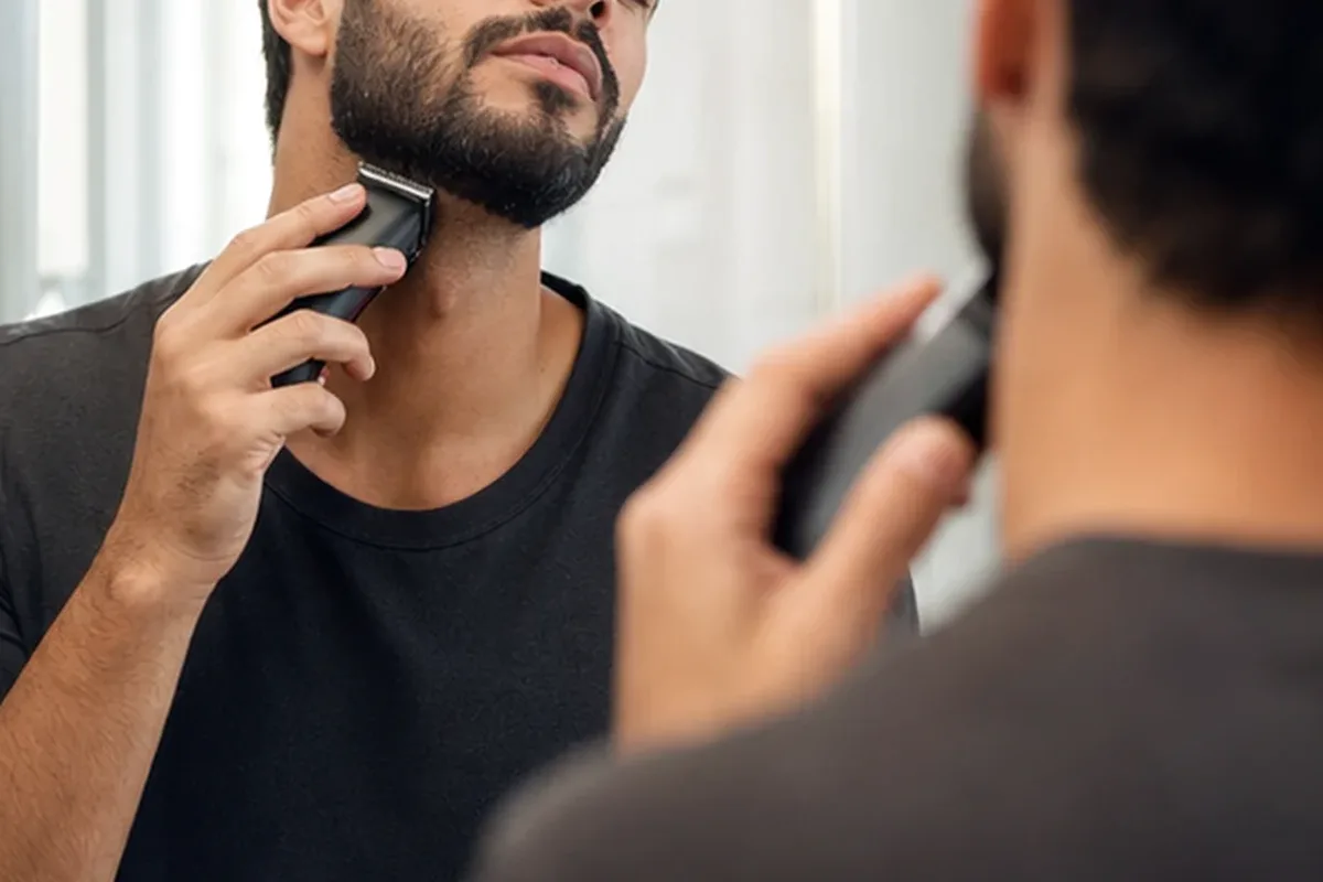 Authentischer Wohlfühlmoment passend zum Beauty-Thema Gesichtsrasierer für feine Haare