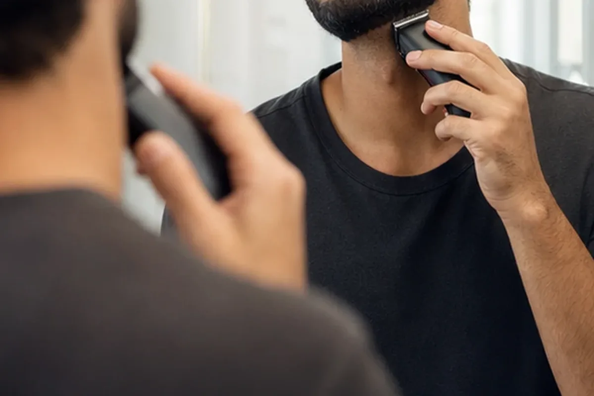 Emotionaler und authentischer Anwendungsmoment rund um Rasiergel bei Rasurbrand