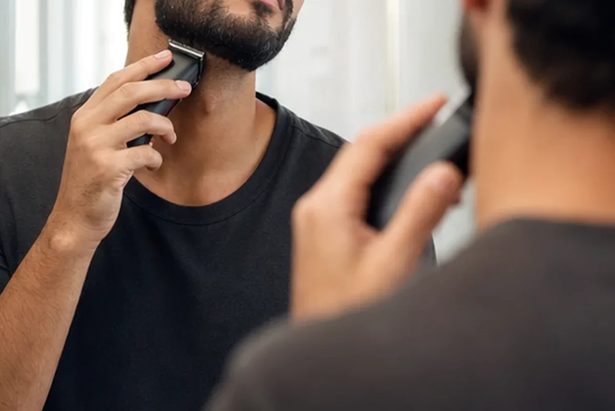 Redaktionelle Detailaufnahme zur Orientierung bei Sugaring-Paste für die Bikinizone