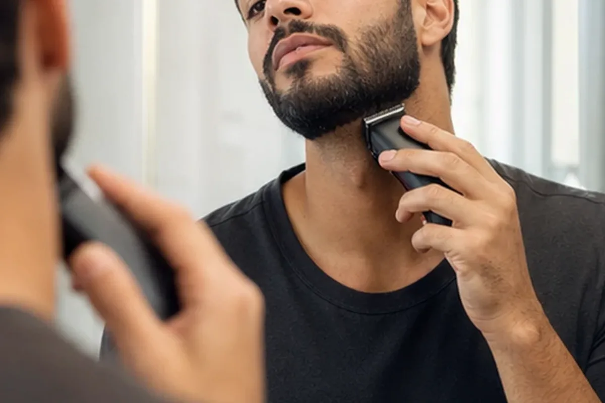 Emotionaler und authentischer Anwendungsmoment rund um Augenbrauen-Trimmer für empfindliche Haut