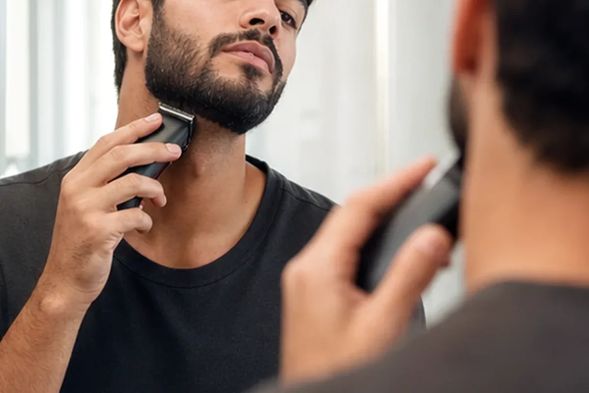 Authentischer Wohlfühlmoment passend zum Beauty-Thema Gesichtsrasierer für langanhaltende Glätte