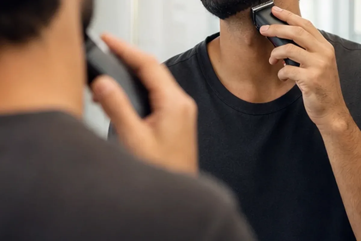 Emotionaler und authentischer Anwendungsmoment rund um After-Shave-Pflege für dunkle Haare
