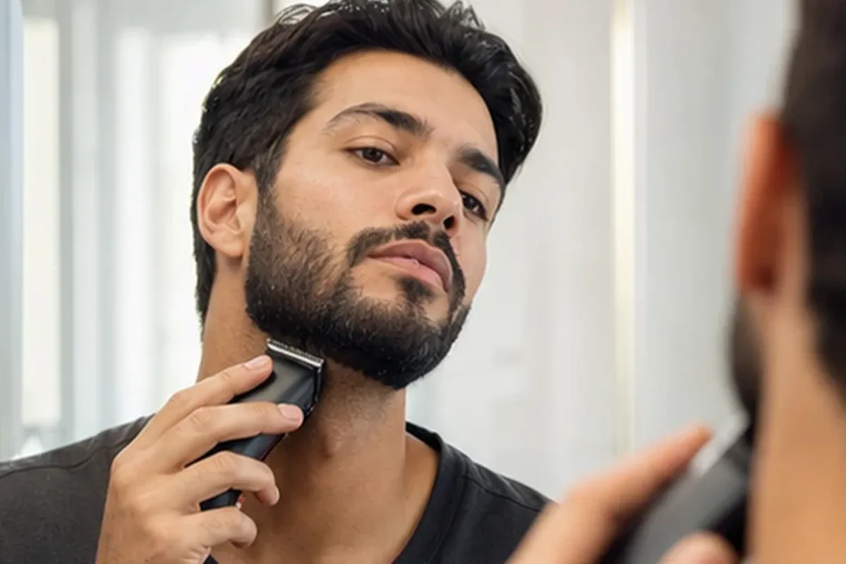 Authentischer Wohlfühlmoment passend zum Beauty-Thema Gesichtsrasierer für empfindliche Haut
