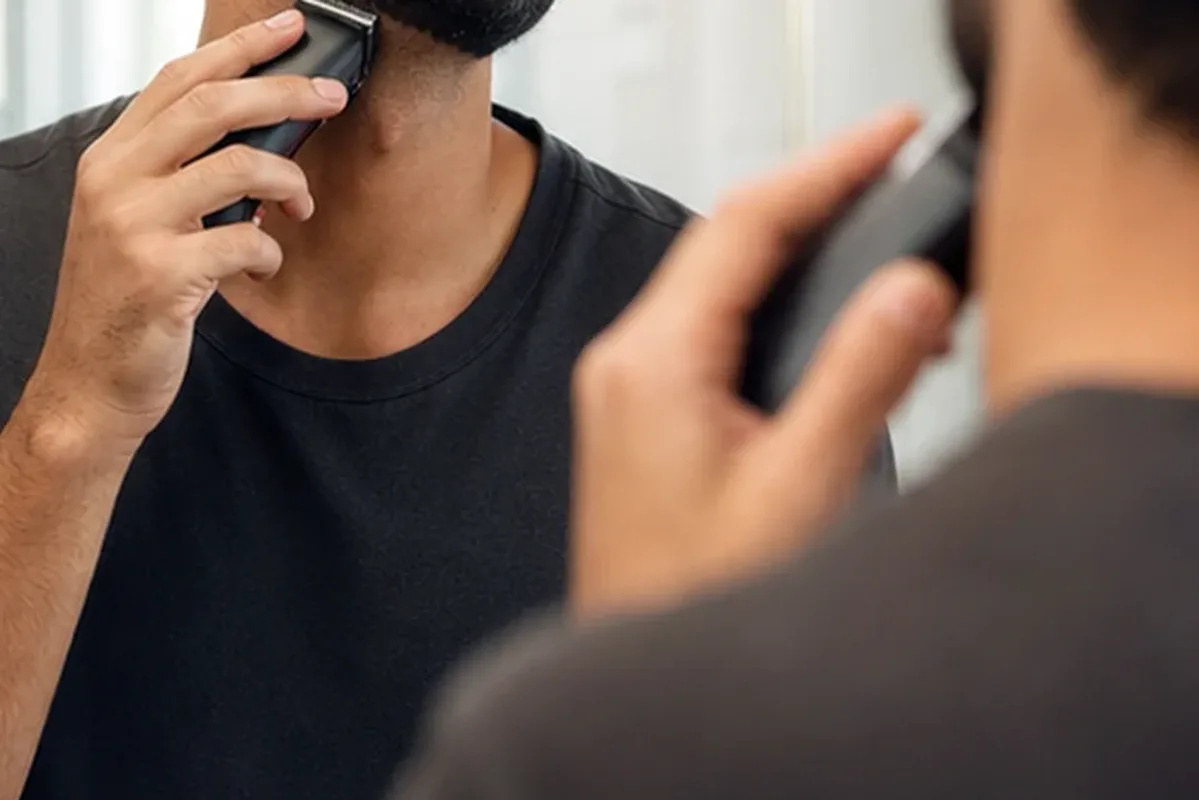 Emotionaler und authentischer Anwendungsmoment rund um Bikinizonen-Trimmer für feine Haare