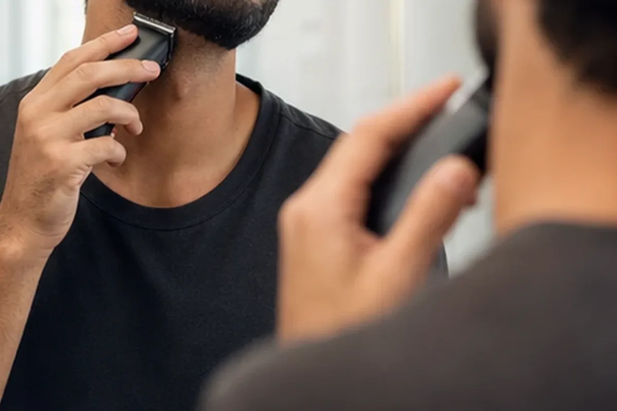 Authentische Beauty-Routine passend zum Thema Elektrorasierer für eine schnelle Anwendung