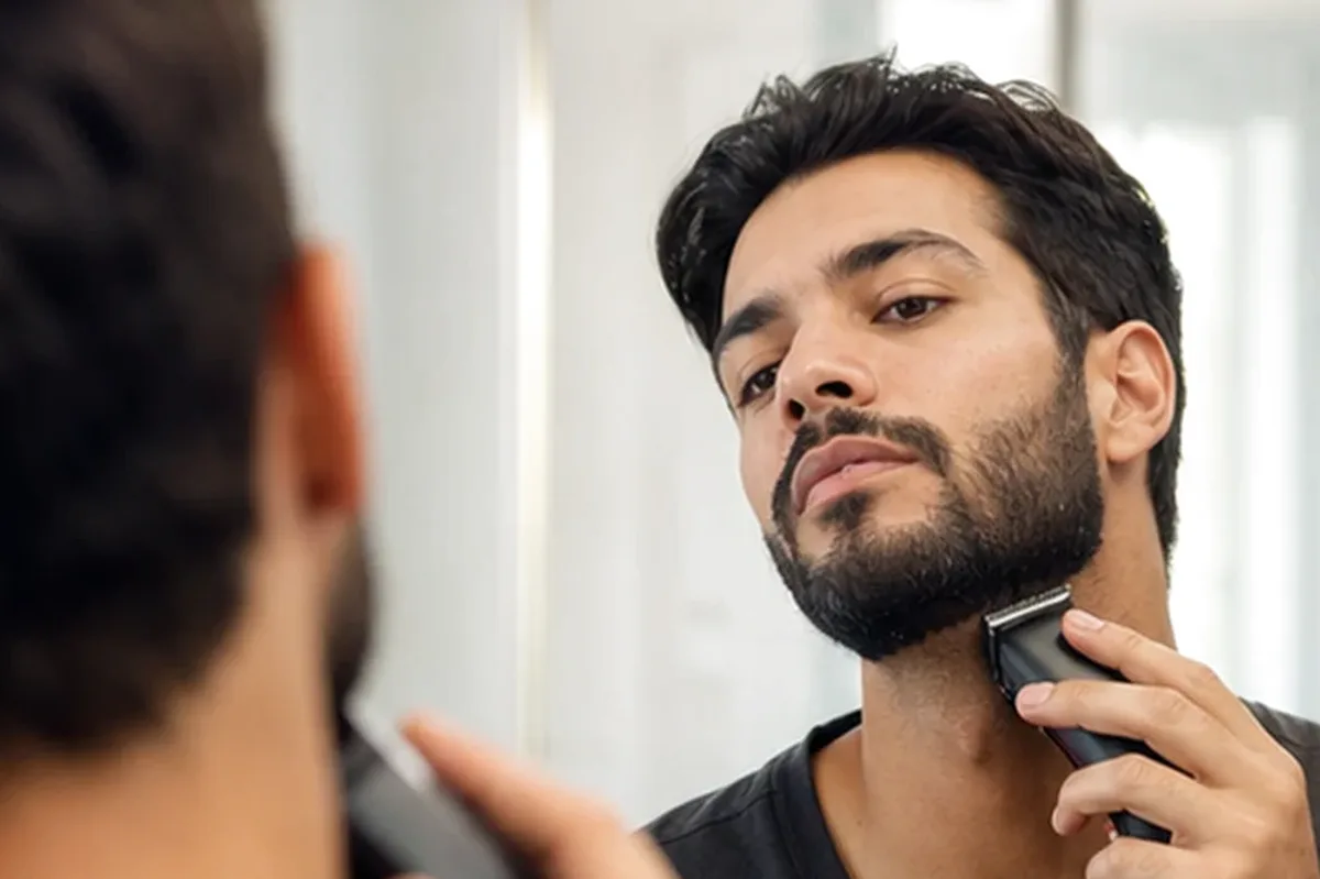 Hochwertige Beauty-Inszenierung zu Auswahlkriterien für Peeling vor der Rasur für langanhaltende Glätte