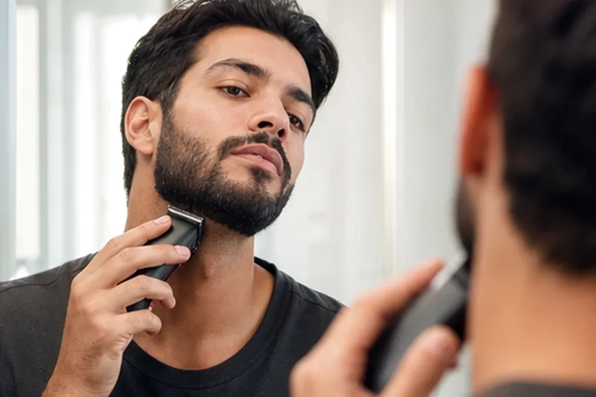Emotionaler und authentischer Anwendungsmoment rund um Augenbrauen-Trimmer für empfindliche Haut