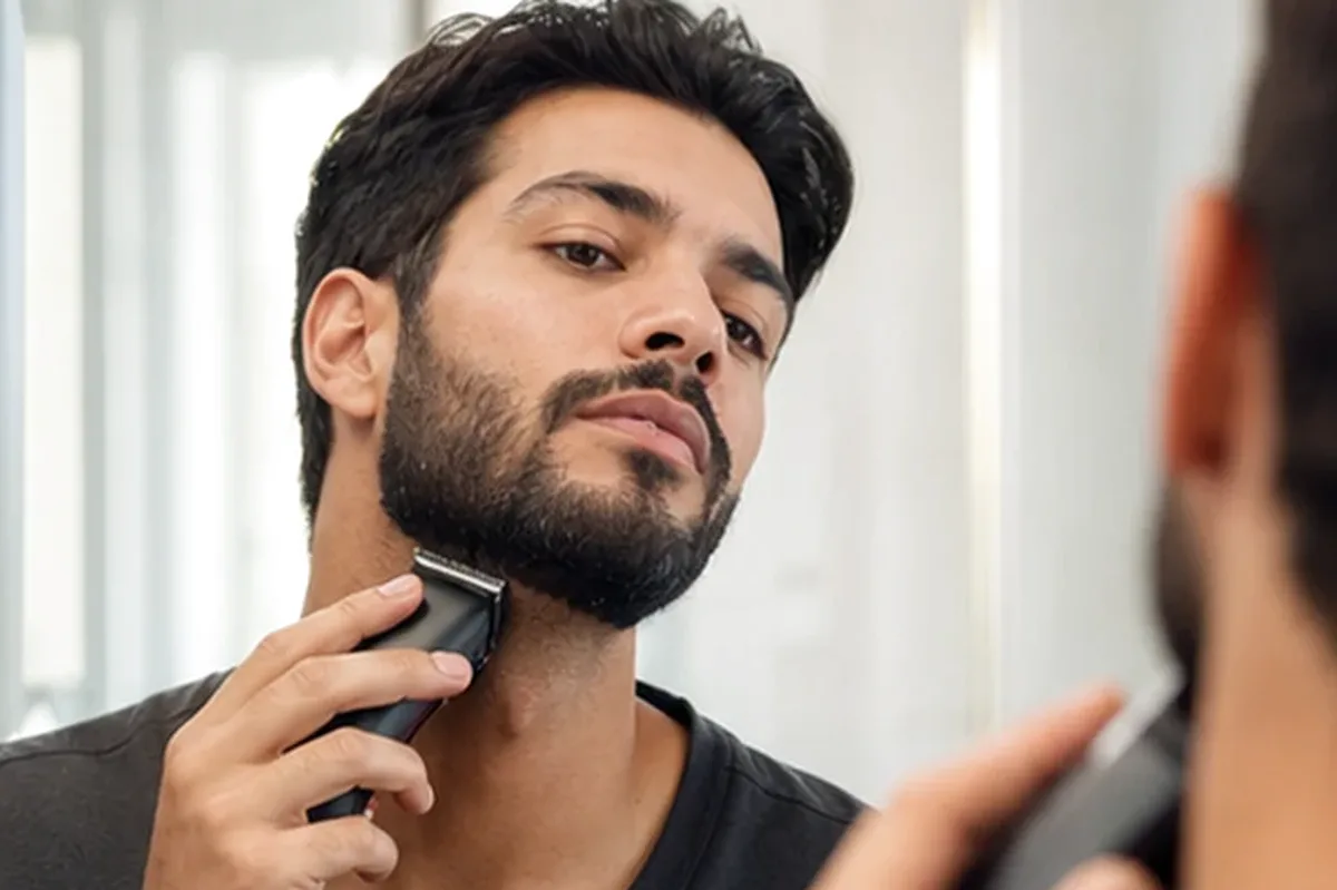 Redaktioneller Beauty-Moment zur Ausgangslage bei Peeling vor der Rasur für dunkle Haare