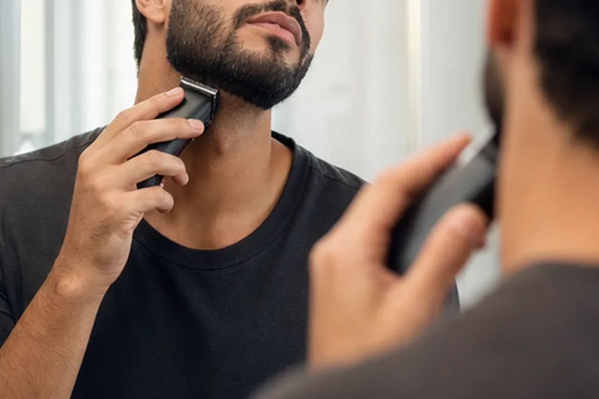 Redaktionelle Detailaufnahme zur Orientierung bei Augenbrauen-Trimmer bei Rasurbrand