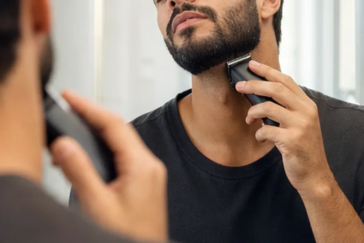Authentische Beauty-Routine passend zum Thema Body-Trimmer für empfindliche Haut